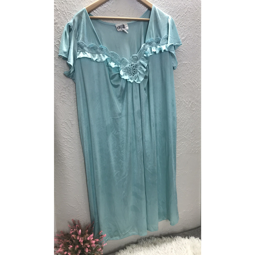 Cozee Corner Women's Light BLUE Lace Nightgown Size XLg Silky Feel Long Lingerie